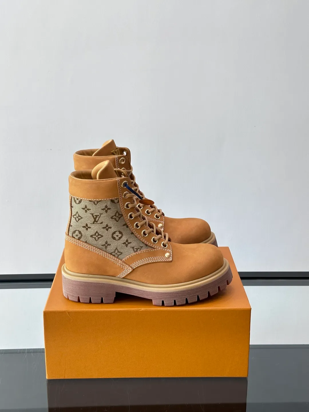 [L Home] Top P: 920💰 Size: 39-44 (45 can be customized) LOUIS VUITTON Louis Vuitton ss25 LV Donkey brand new thick-soled lace-up big-toe shoes men's casual shoes high-top short boots. These boots are crafted from top-grain calf leather for a lightweight and comfortable fit. The thick EVA outsole is embellished with eye-catching ridges, and the trendy attitude of being both strong and soft makes it an everyday choice. ✔Upper: imported first-layer cowhide ✔Lining: cowhide ✔Outsole: original molded outsole